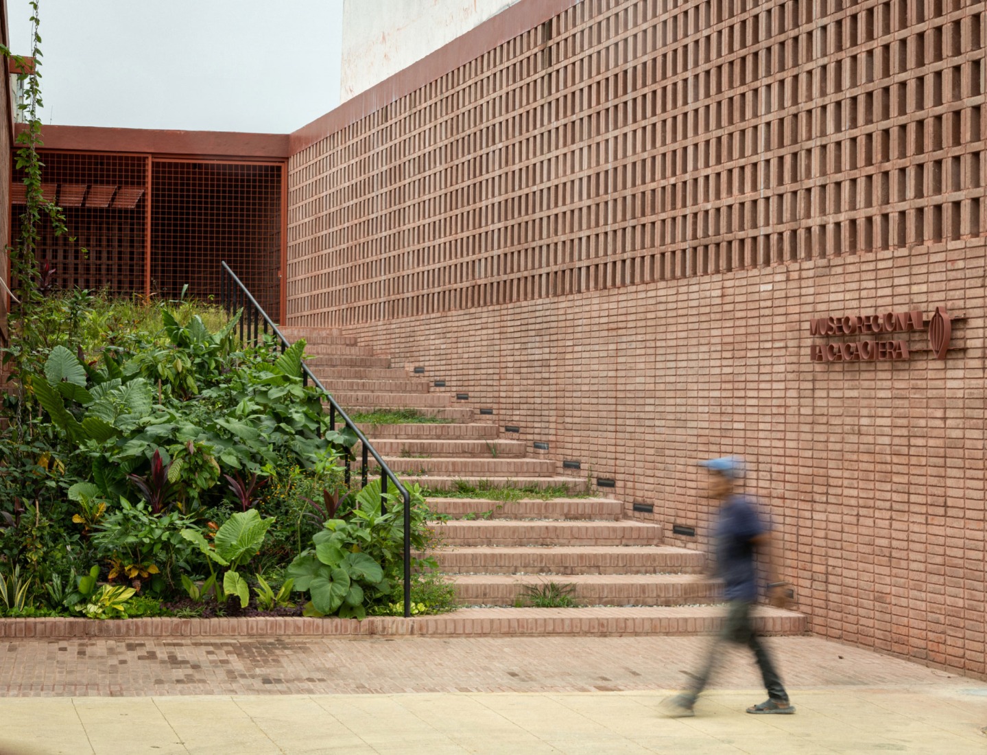 "La Cacaotera" Regional Museum by Laboratorio regional de arquitectura + Taller Mauricio Rocha + Samuele Xompero. Photograph by Miguel Cobos. 