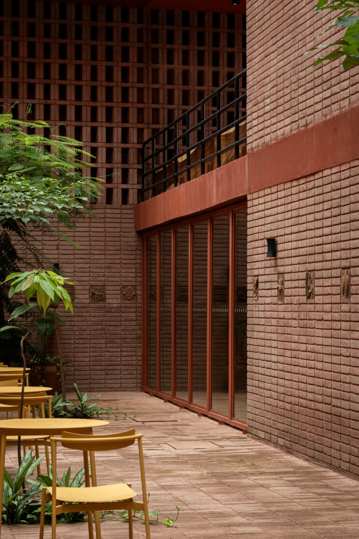 "La Cacaotera" Regional Museum by Laboratorio regional de arquitectura + Taller Mauricio Rocha + Samuele Xompero. Photograph by Miguel Cobos. 