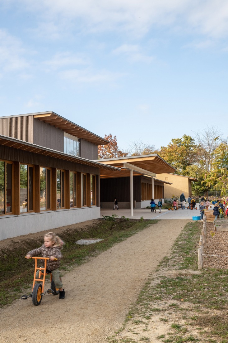 Construction of a school using raw earth with a central kitchen by Tracks Architectes. Photograph by Guillaume Amat.