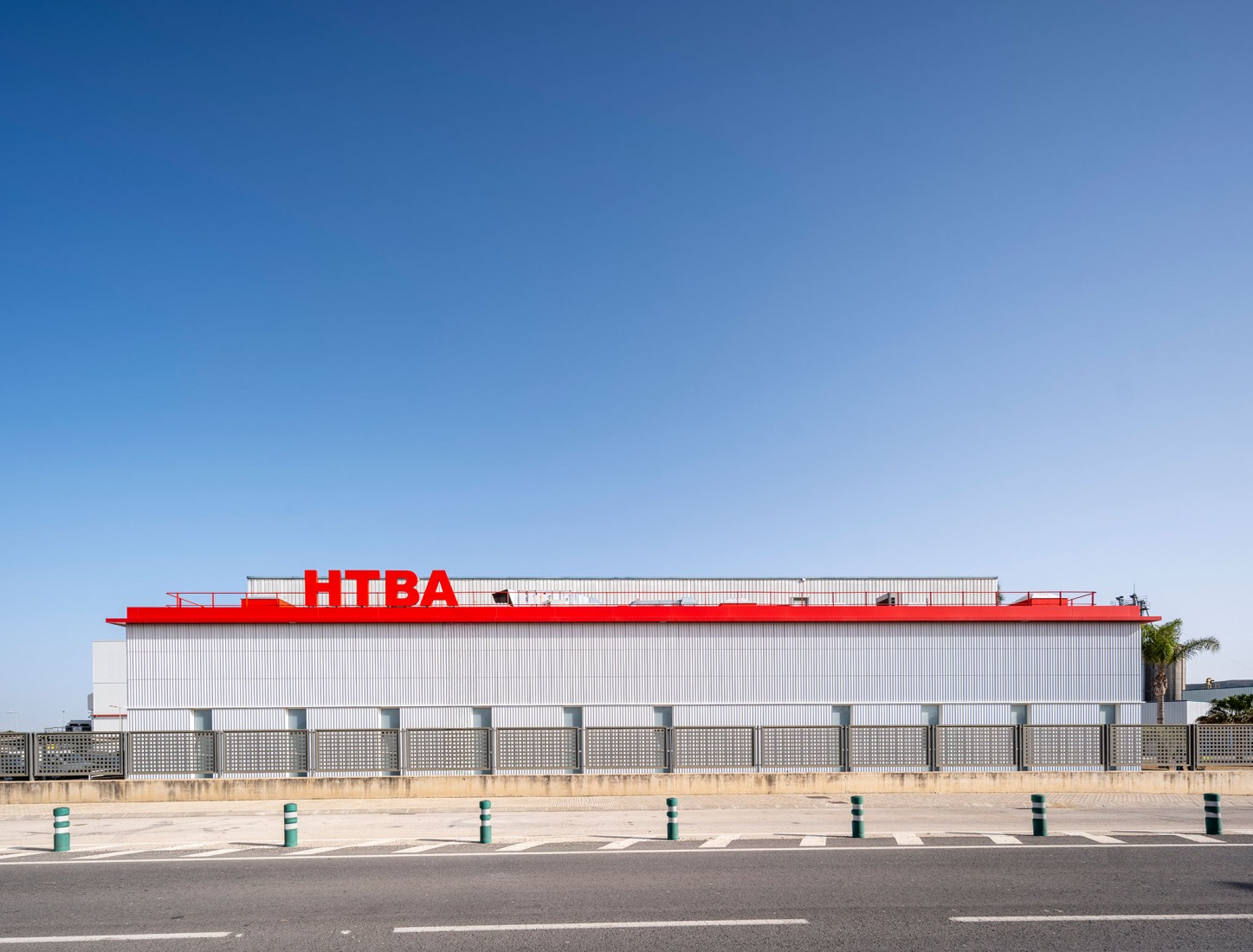 HTBA office and services complex by Martín Lejarraga. Photograph by David Frutos.