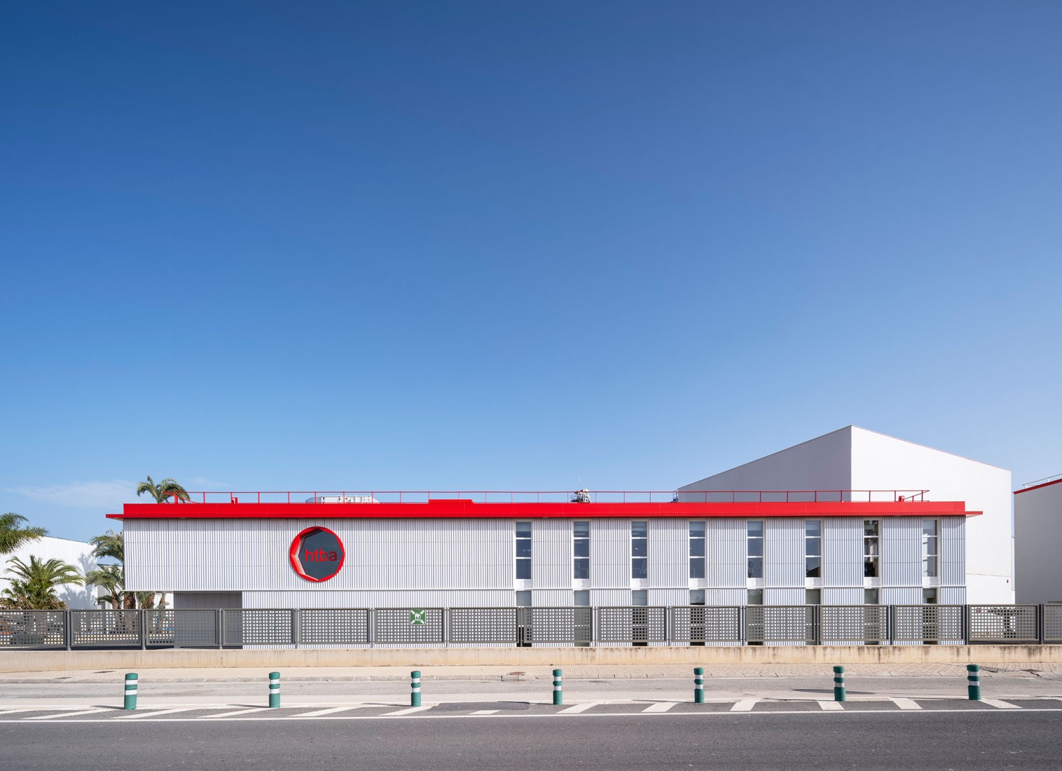 HTBA office and services complex by Martín Lejarraga. Photograph by David Frutos.