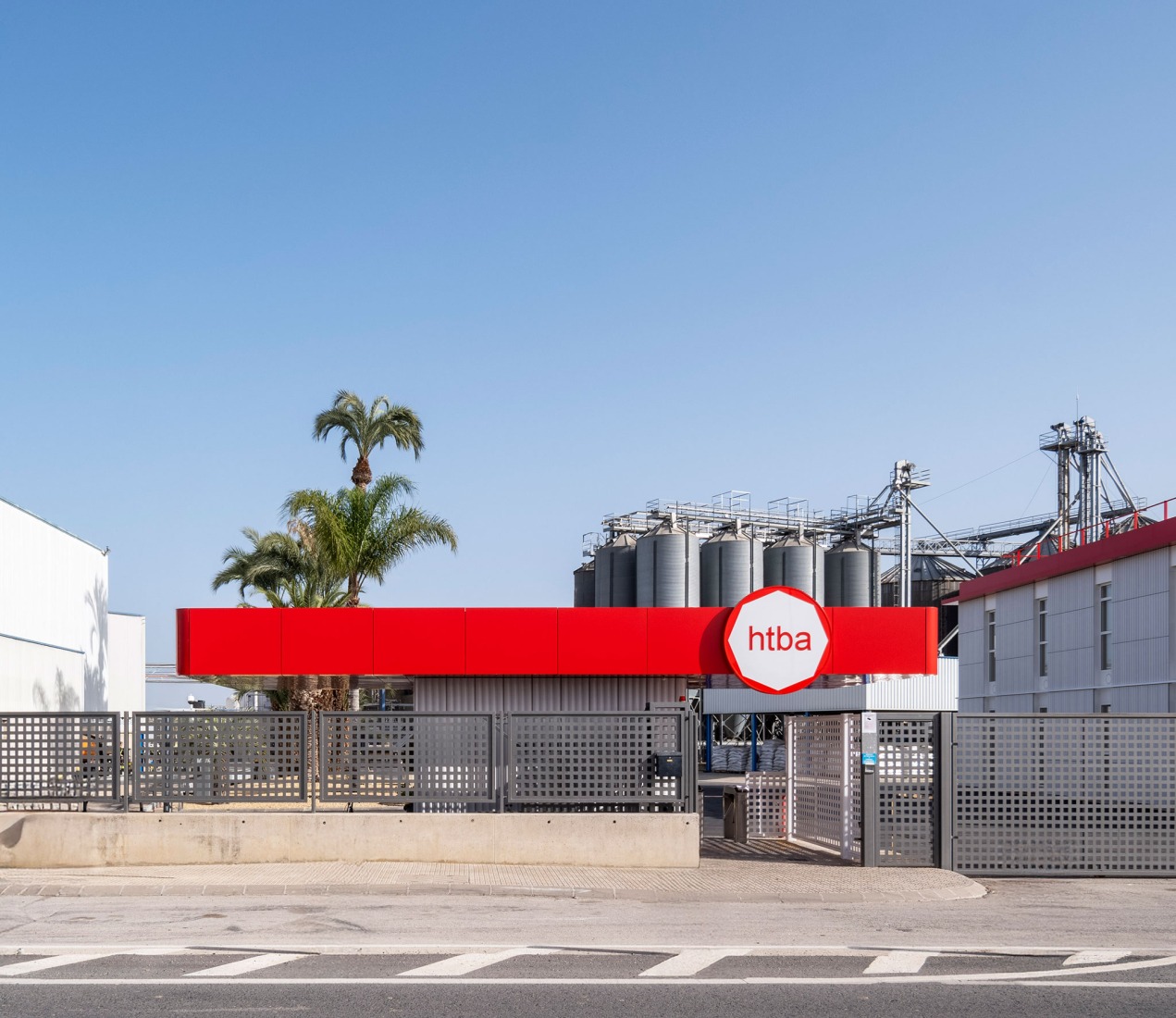 HTBA office and services complex by Martín Lejarraga. Photograph by David Frutos.