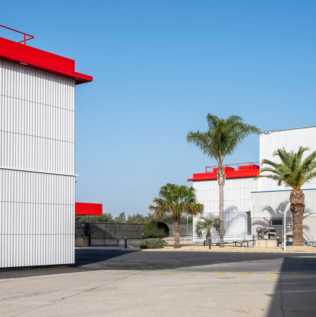 HTBA office and services complex by Martín Lejarraga. Photograph by David Frutos.