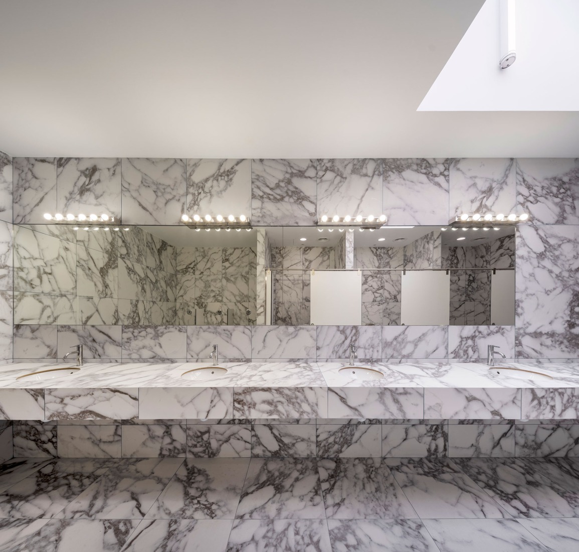 HTBA office and services complex by Martín Lejarraga. Photograph by David Frutos.