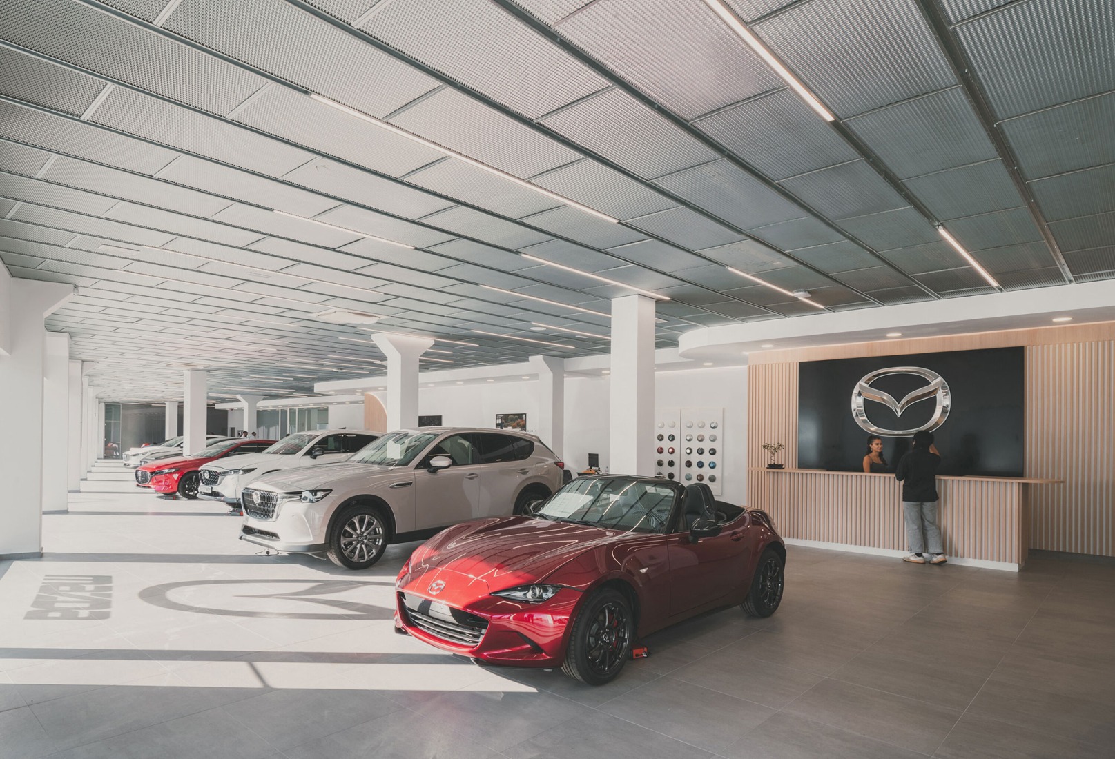 «Leganés Auto Center» por OOIIO Arquitectura. Fotografía por Javier de Paz.