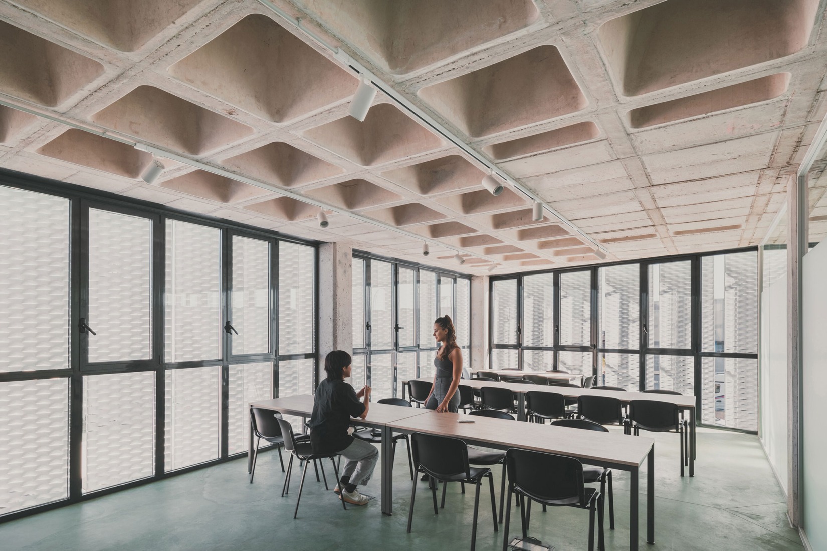 «Leganés Auto Center» por OOIIO Arquitectura. Fotografía por Javier de Paz.