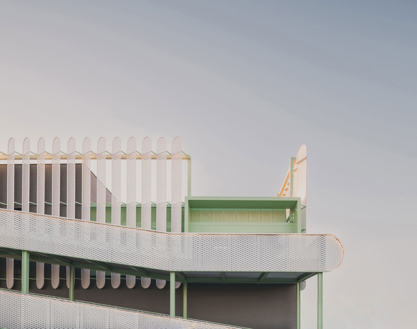 «Leganés Auto Center» por OOIIO Arquitectura. Fotografía por Javier de Paz.