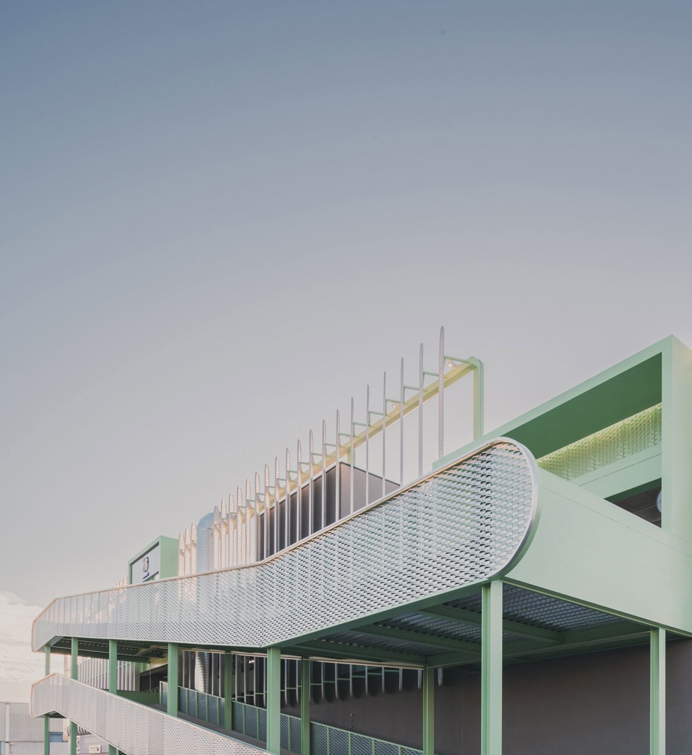 «Leganés Auto Center» por OOIIO Arquitectura. Fotografía por Javier de Paz.