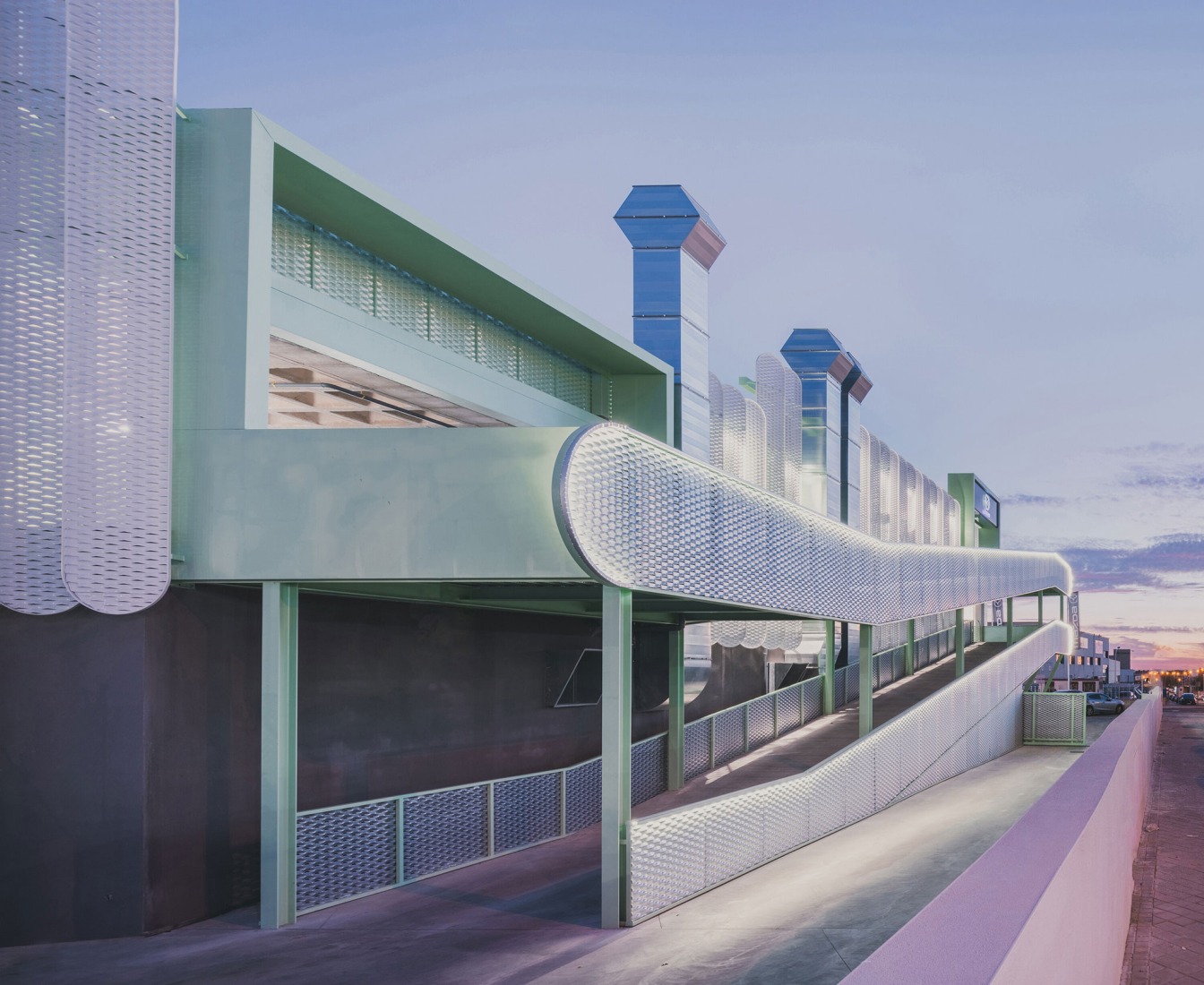 «Leganés Auto Center» por OOIIO Arquitectura. Fotografía por Javier de Paz.