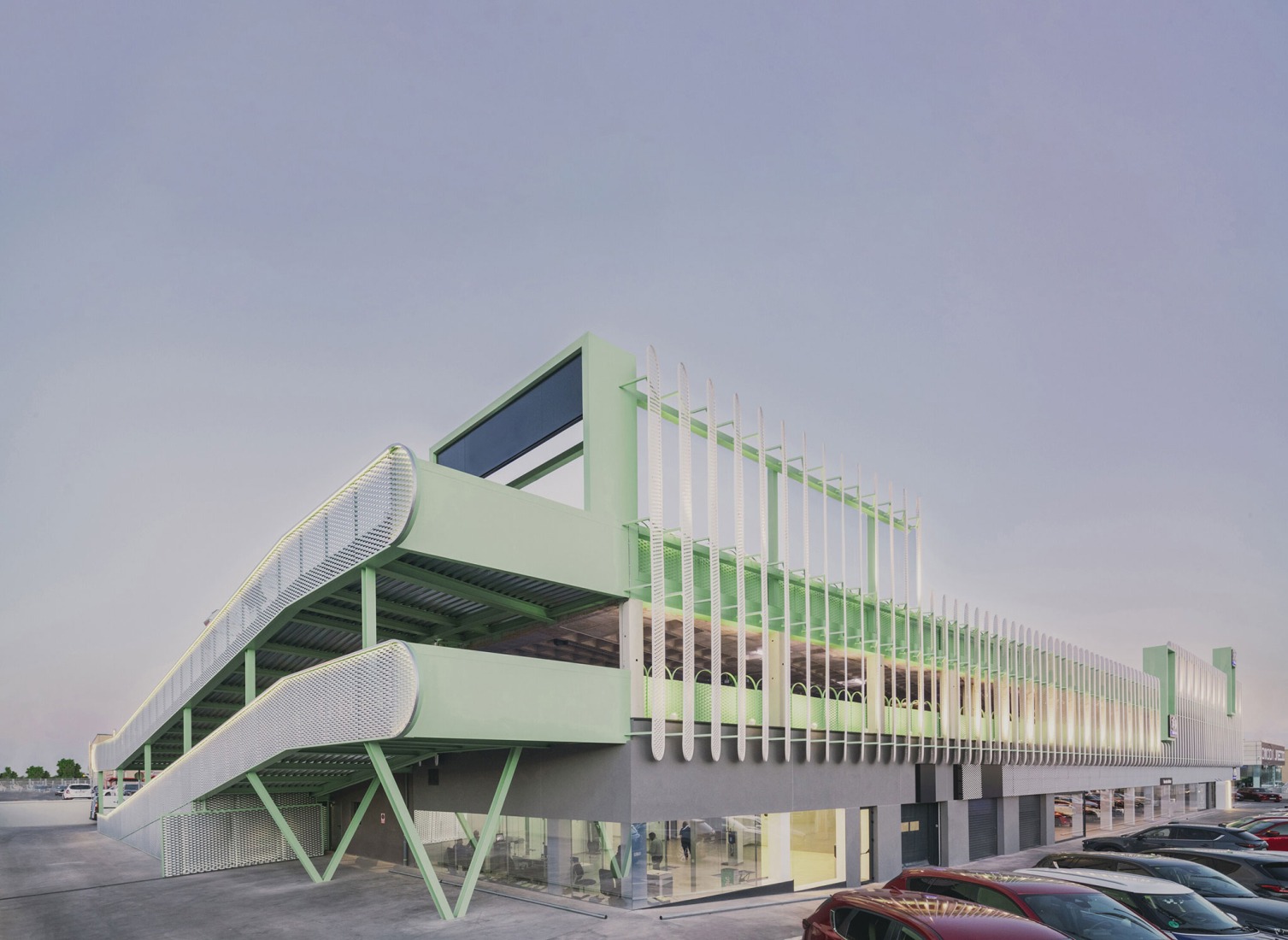 «Leganés Auto Center» por OOIIO Arquitectura. Fotografía por Javier de Paz.