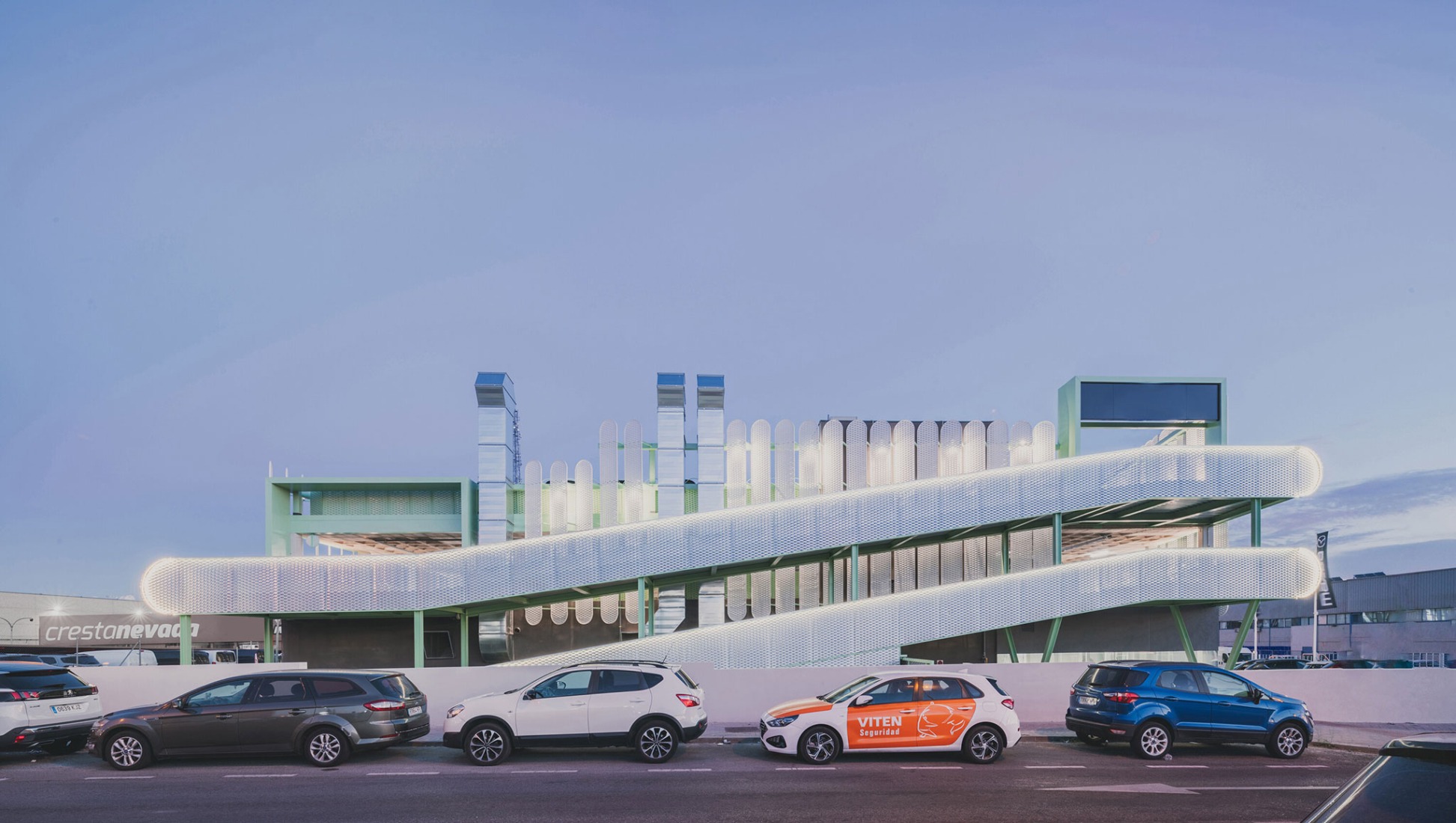 «Leganés Auto Center» por OOIIO Arquitectura. Fotografía por Javier de Paz.