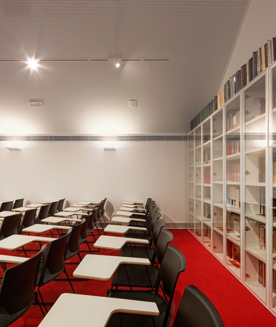 Vila do Bispo Museum by spaceworkers. Photograph by Fernando Guerra.