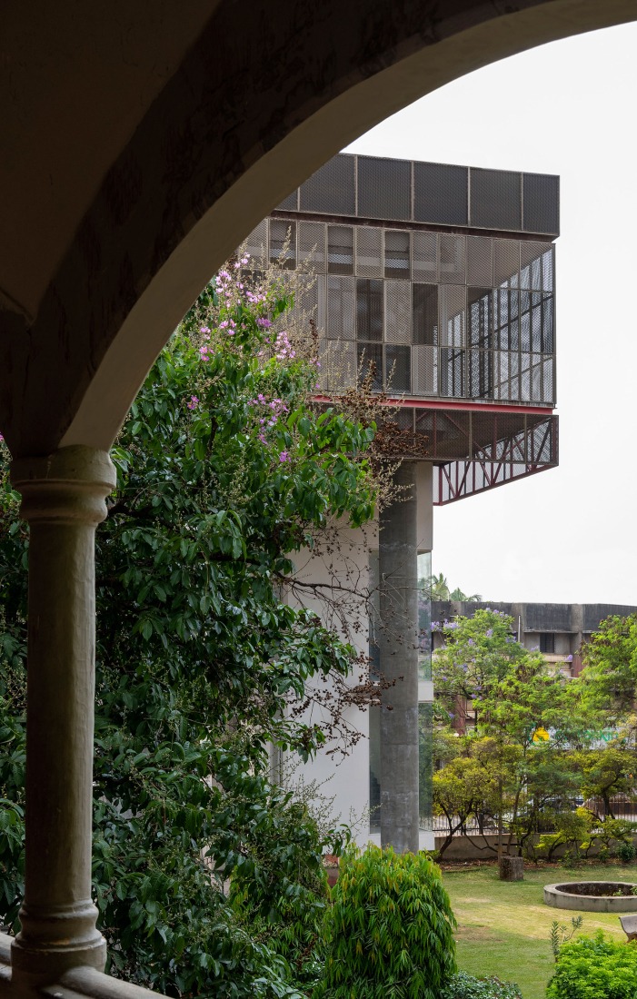 "Hoverspace" Extension to the KLE Society Head Office by Thirdspace. Photograph by Suryan and Dang.