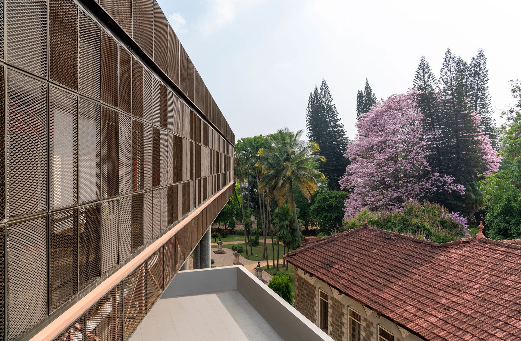 "Hoverspace" Extension to the KLE Society Head Office by Thirdspace. Photograph by Suryan and Dang.