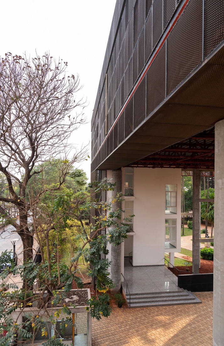 "Hoverspace" Extension to the KLE Society Head Office by Thirdspace. Photograph by Suryan and Dang.