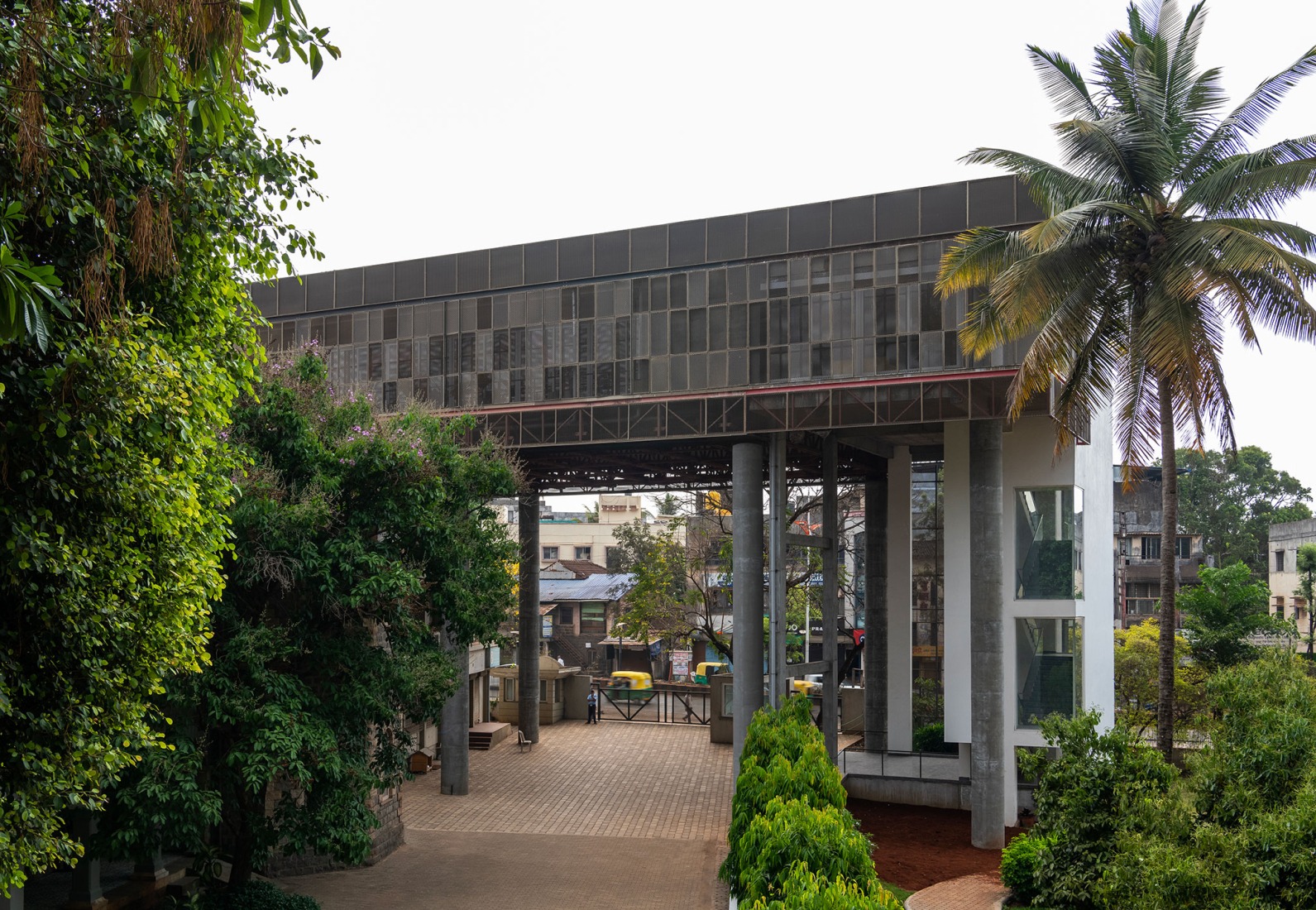 "Hoverspace" Extension to the KLE Society Head Office by Thirdspace. Photograph by Suryan and Dang.