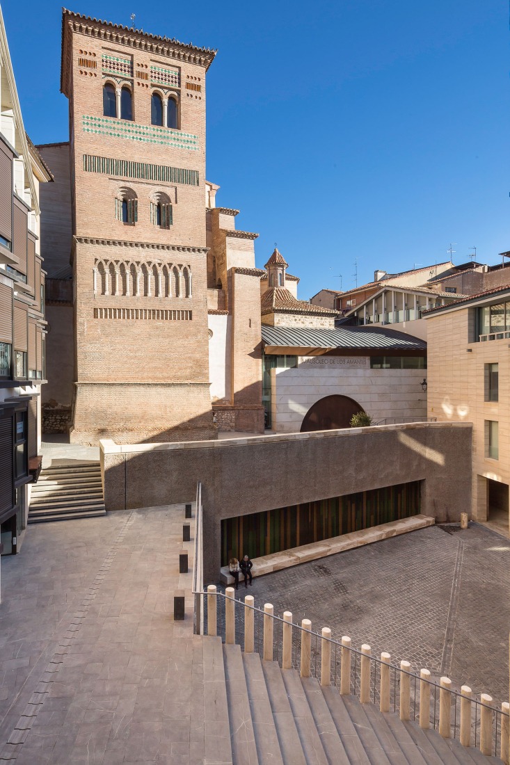 Vista general de la plaza. Plaza de los Amantes de Teruel de José Ignacio Linazasoro. Fotografía por Filippo Poli.