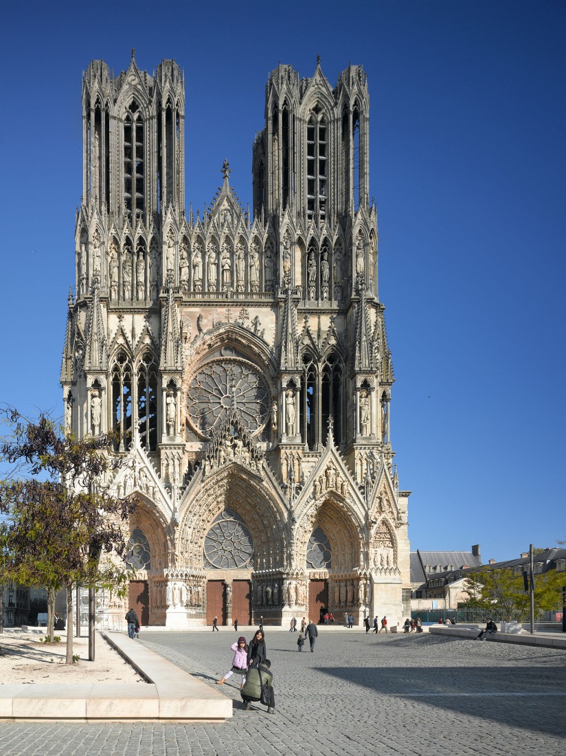 Plaza de la Catedral de Reims por José Ignacio Linazasoro (2008). Fotografía por Roland Halbe.