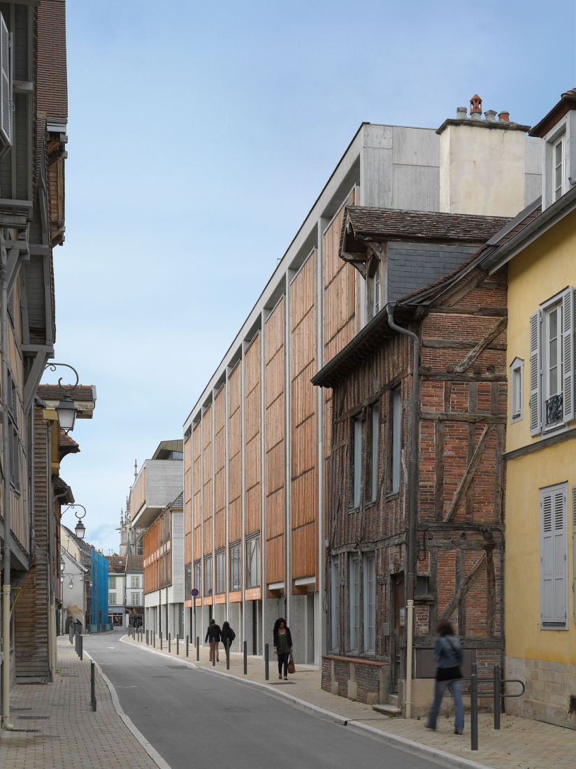 Centro de Congresos en Troyes por Linazasoro & Sánchez Arquitectura (2014). Fotografía por Roland Halbe.