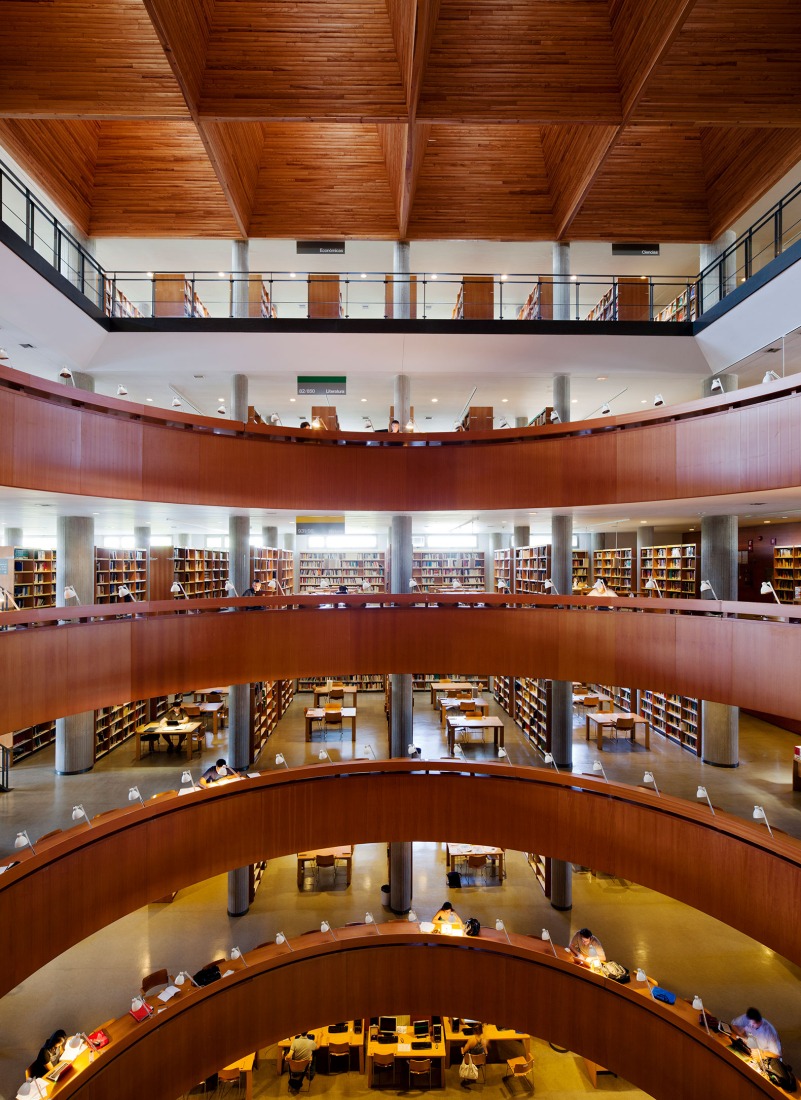 Biblioteca Universitaria (UNED), Madrid, por José Ignacio Linazasoro (1989-1994). Fotografía por Miguel de Guzmán.