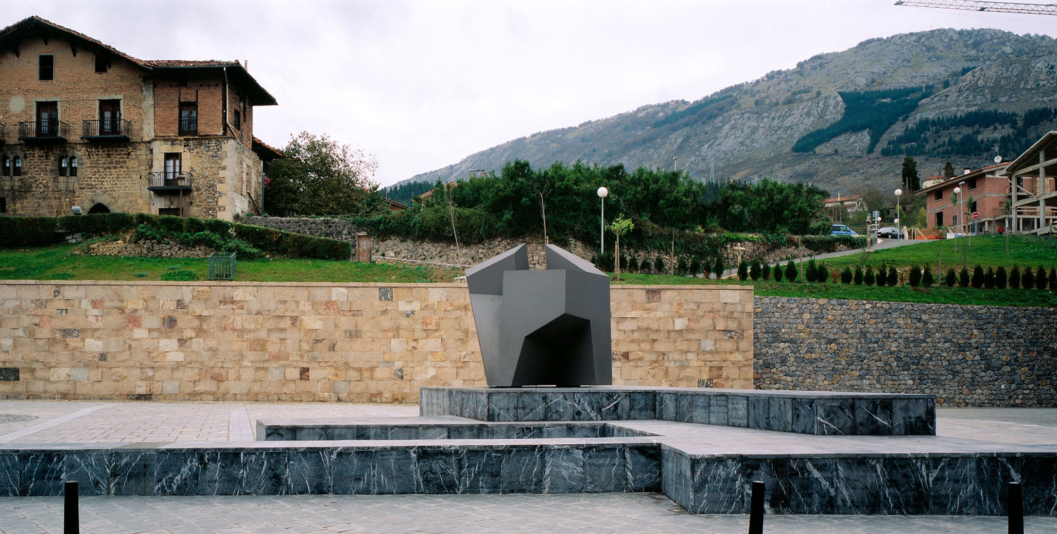 Plaza Balda, Azkoitia (Spain) by José Ignacio Linazasoro (1999). Photograph by Javier Azurmendi.