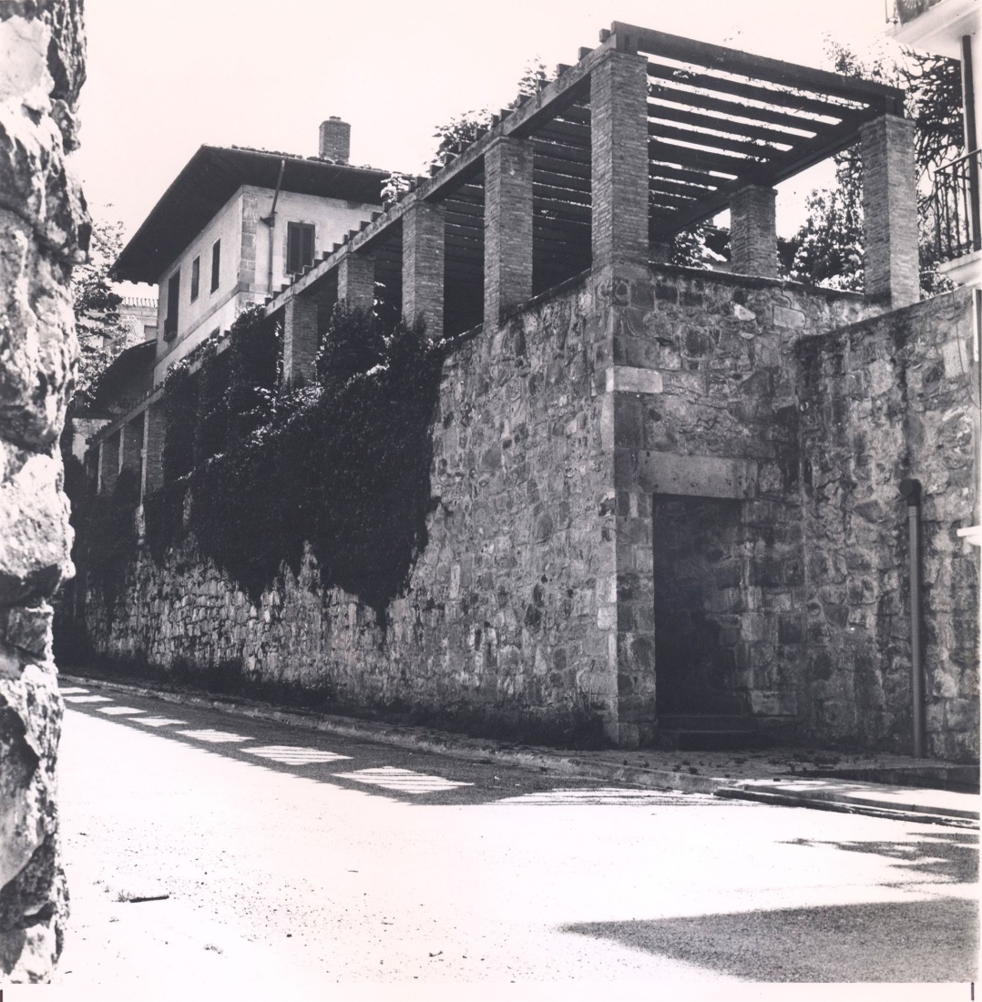 Segura Town Hall (Spain) by José Ignacio Linazasoro (1980-1983). Housing in Mendigorria (Spain) by José Ignacio Linazasoro (1978-1981). 