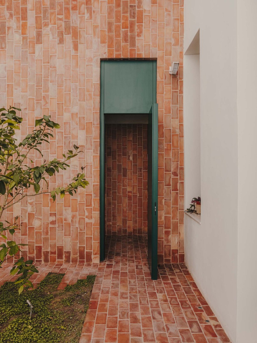 Restauración y reforma interior de un edificio histórico para oficinas por ARN / Arquitectos. Fotografía por Oleh Kardash. 