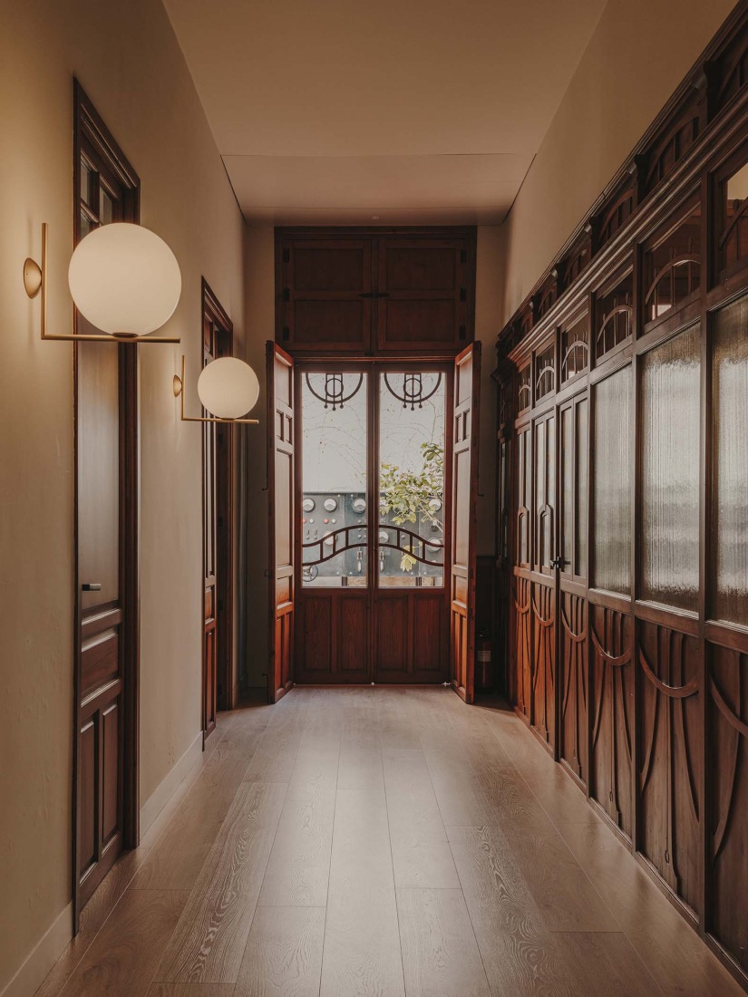 Restauración y reforma interior de un edificio histórico para oficinas por ARN / Arquitectos. Fotografía por Oleh Kardash. 