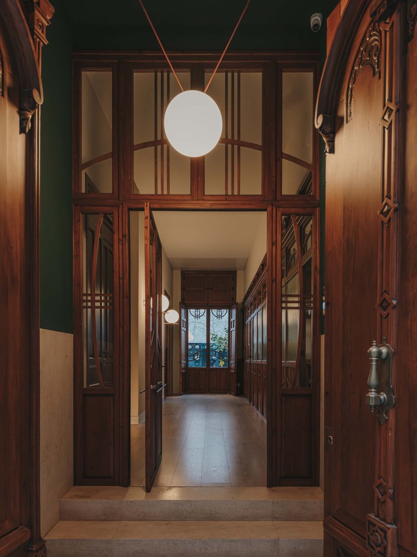 Restauración y reforma interior de un edificio histórico para oficinas por ARN / Arquitectos. Fotografía por Oleh Kardash. 