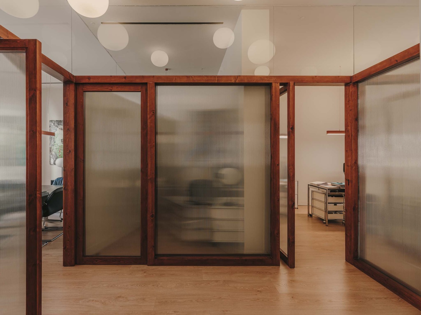 Restauración y reforma interior de un edificio histórico para oficinas por ARN / Arquitectos. Fotografía por Oleh Kardash. 