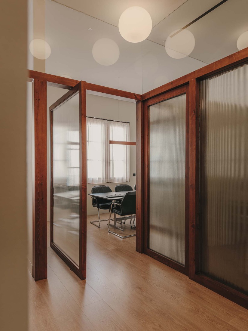 Restauración y reforma interior de un edificio histórico para oficinas por ARN / Arquitectos. Fotografía por Oleh Kardash. 