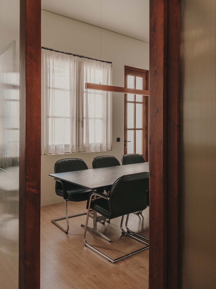 Restauración y reforma interior de un edificio histórico para oficinas por ARN / Arquitectos. Fotografía por Oleh Kardash. 
