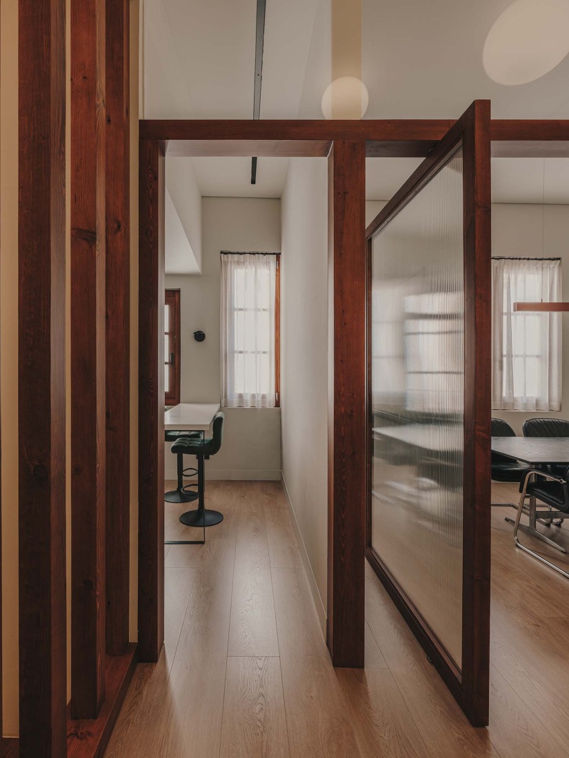 Restauración y reforma interior de un edificio histórico para oficinas por ARN / Arquitectos. Fotografía por Oleh Kardash. 