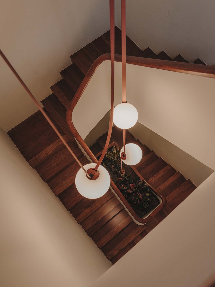 Restauración y reforma interior de un edificio histórico para oficinas por ARN / Arquitectos. Fotografía por Oleh Kardash. 