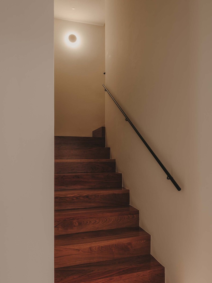 Restauración y reforma interior de un edificio histórico para oficinas por ARN / Arquitectos. Fotografía por Oleh Kardash. 
