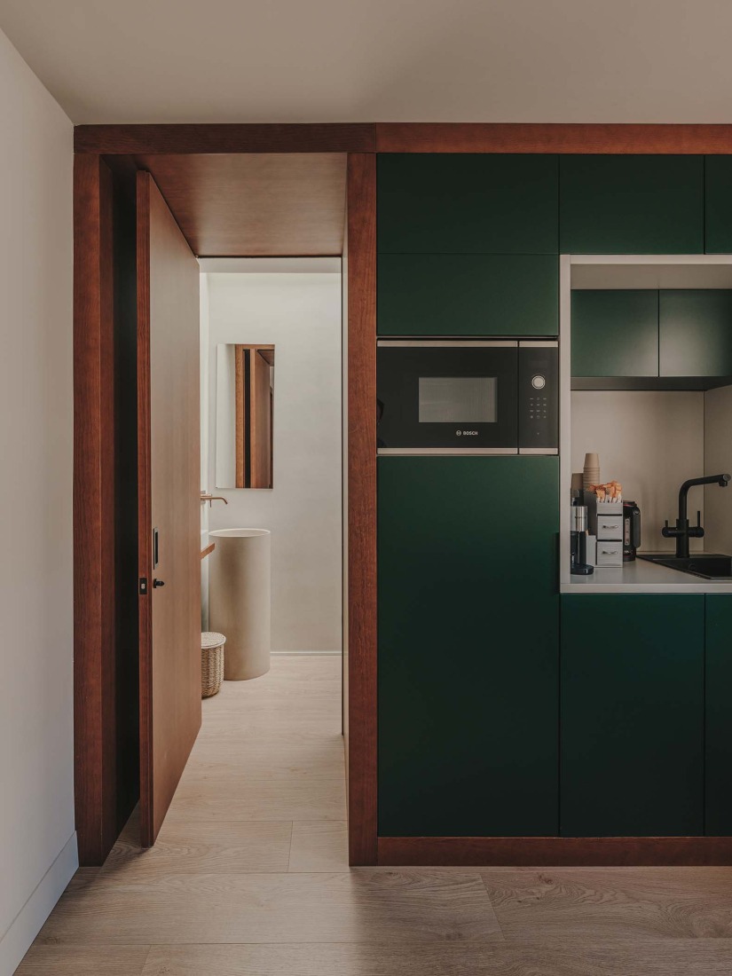 Restauración y reforma interior de un edificio histórico para oficinas por ARN / Arquitectos. Fotografía por Oleh Kardash. 