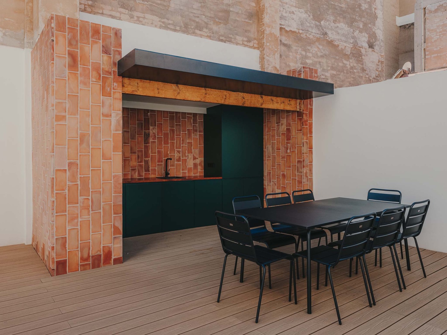 Restauración y reforma interior de un edificio histórico para oficinas por ARN / Arquitectos. Fotografía por Oleh Kardash. 