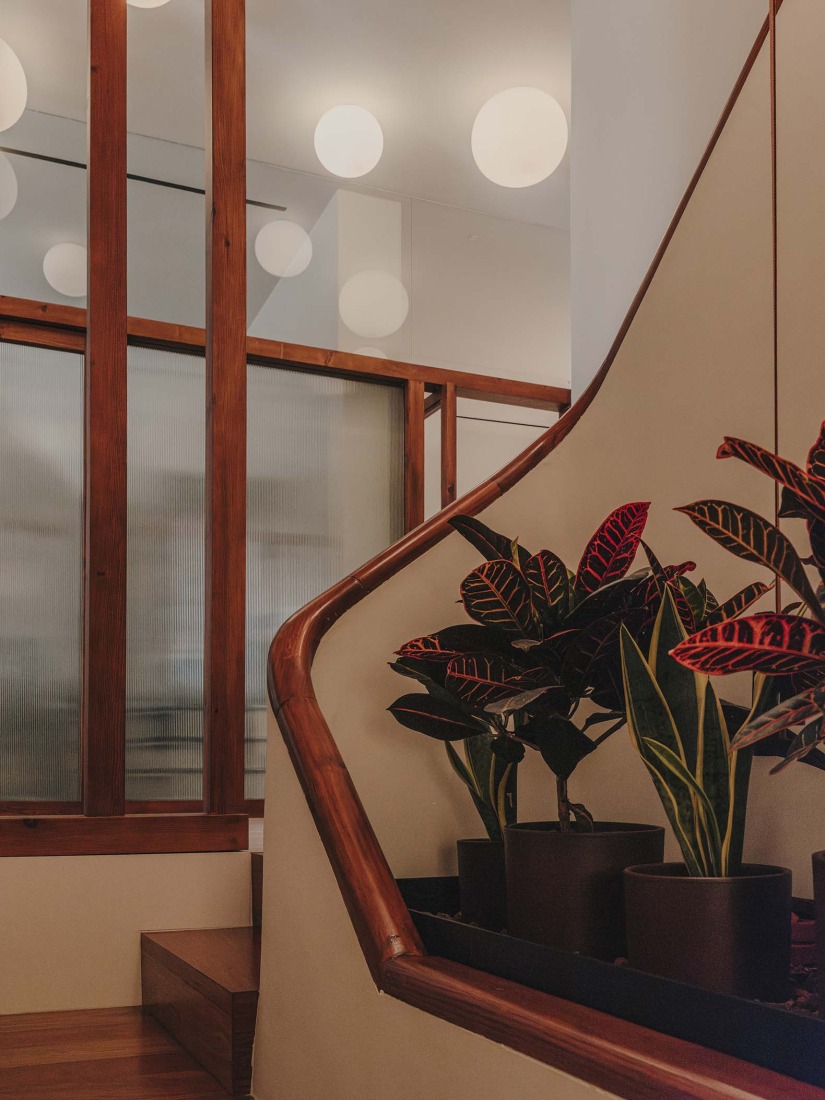 Restauración y reforma interior de un edificio histórico para oficinas por ARN / Arquitectos. Fotografía por Oleh Kardash. 