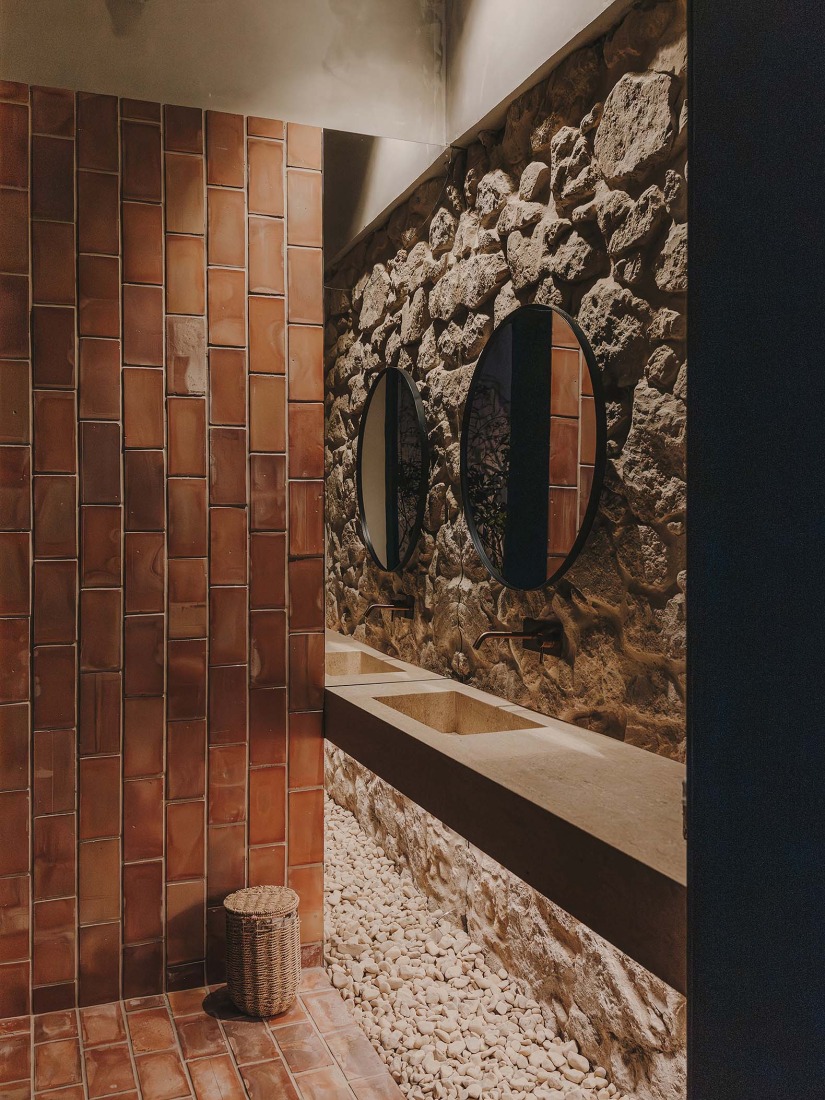 Restauración y reforma interior de un edificio histórico para oficinas por ARN / Arquitectos. Fotografía por Oleh Kardash. 