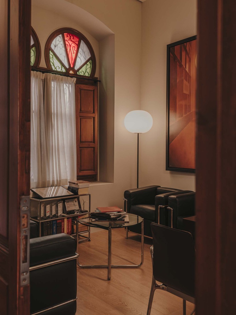 Restauración y reforma interior de un edificio histórico para oficinas por ARN / Arquitectos. Fotografía por Oleh Kardash. 
