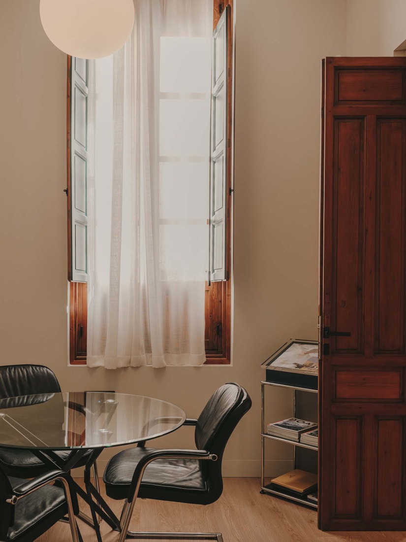 Restauración y reforma interior de un edificio histórico para oficinas por ARN / Arquitectos. Fotografía por Oleh Kardash. 