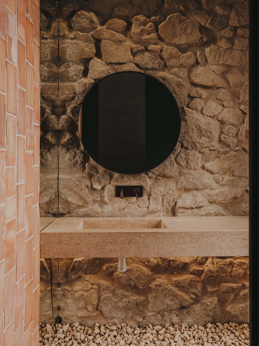 Restauración y reforma interior de un edificio histórico para oficinas por ARN / Arquitectos. Fotografía por Oleh Kardash. 