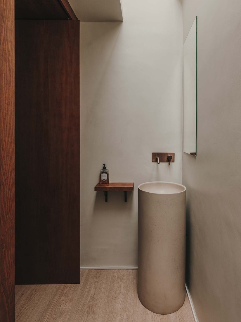 Restauración y reforma interior de un edificio histórico para oficinas por ARN / Arquitectos. Fotografía por Oleh Kardash. 
