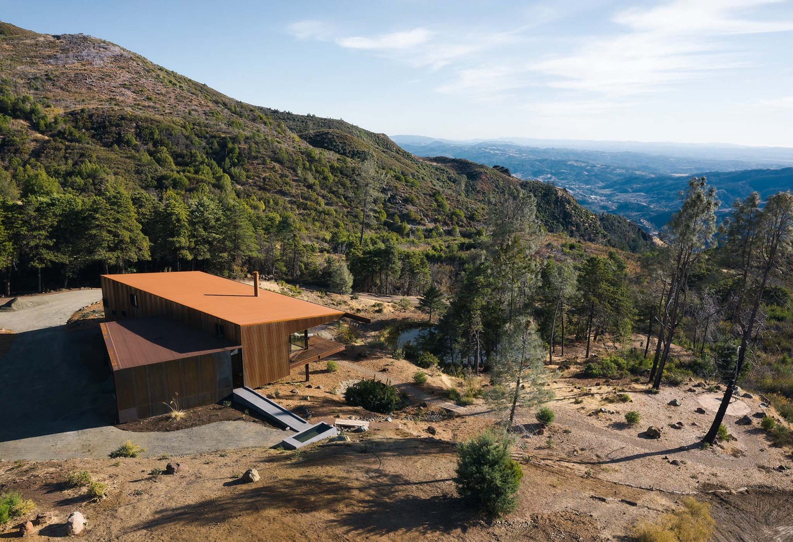 «Pine Flat» por Faulkner Architects. Fotografía por Joe Fletcher. 