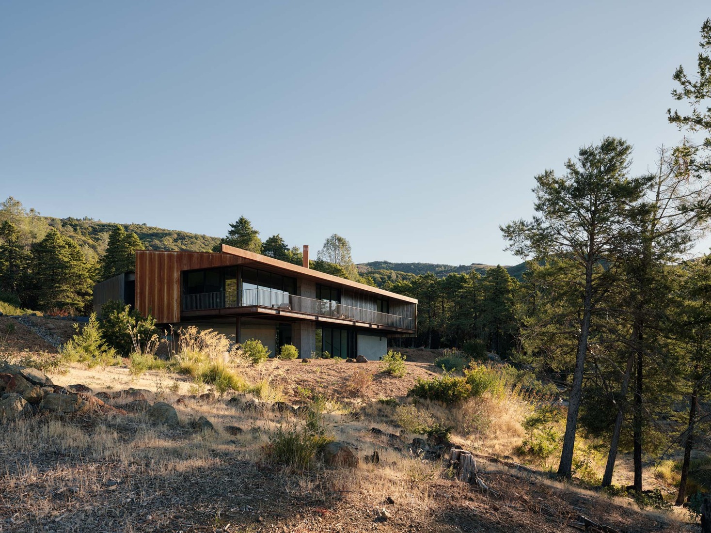 «Pine Flat» por Faulkner Architects. Fotografía por Joe Fletcher. 