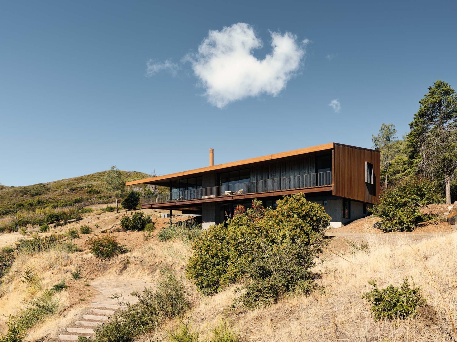 «Pine Flat» por Faulkner Architects. Fotografía por Joe Fletcher. 