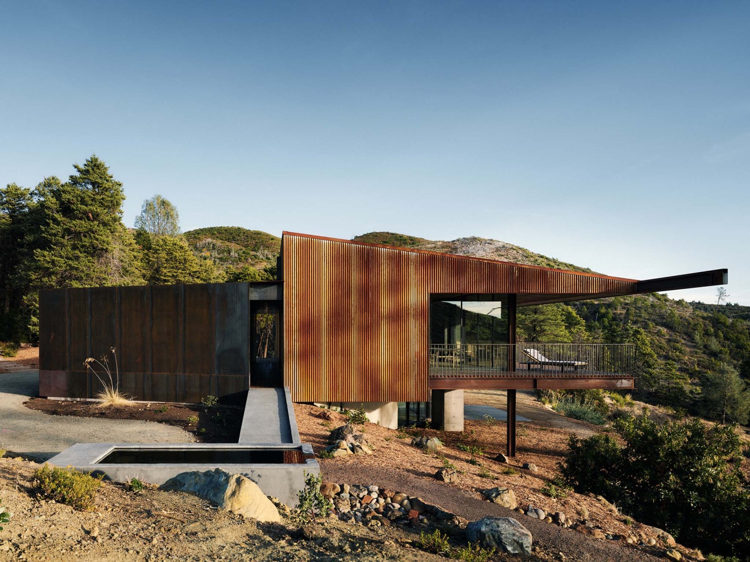 «Pine Flat» por Faulkner Architects. Fotografía por Joe Fletcher. 