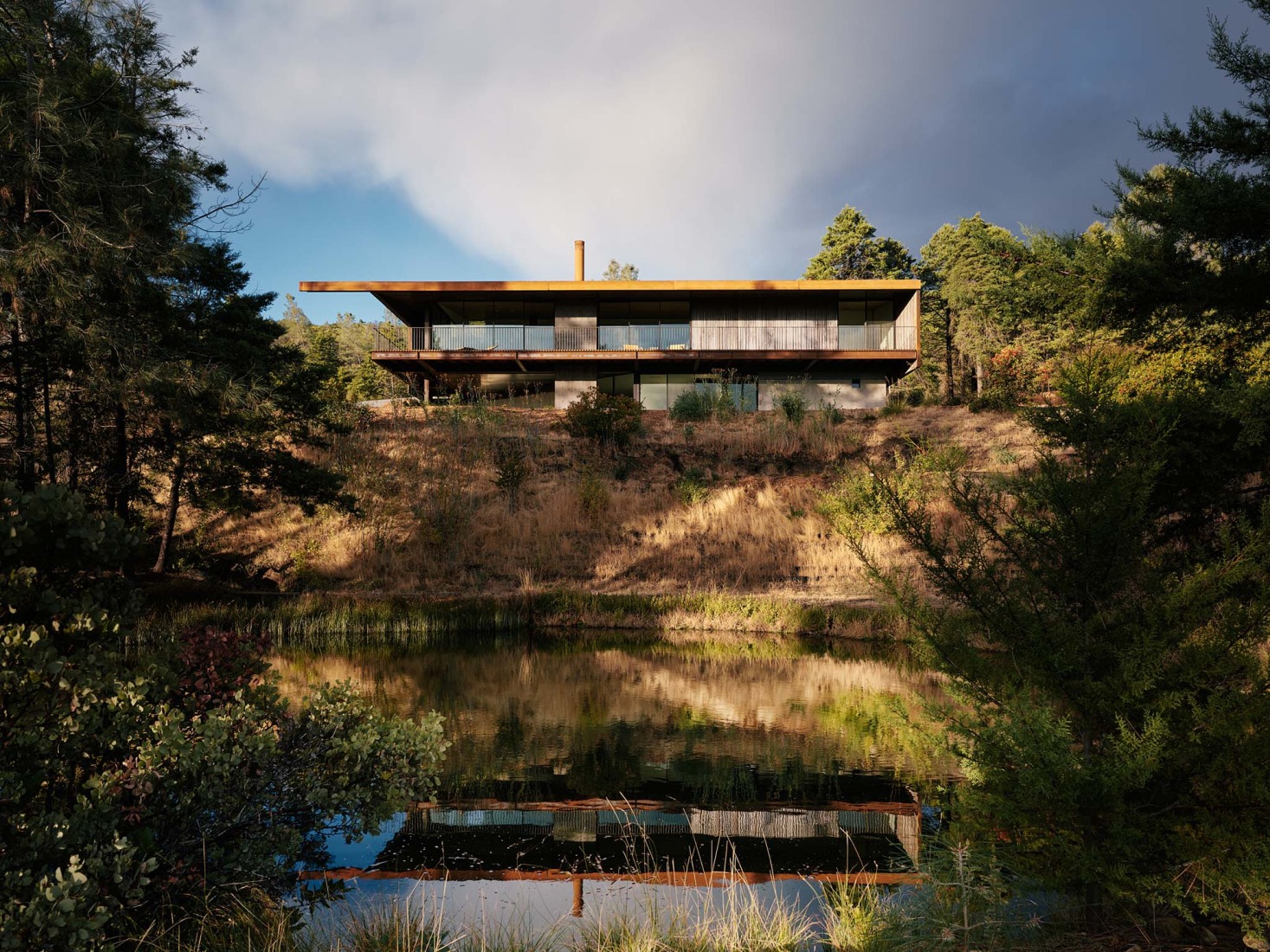 «Pine Flat» por Faulkner Architects. Fotografía por Joe Fletcher. 