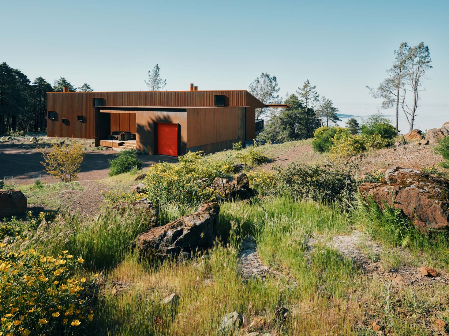 «Pine Flat» por Faulkner Architects. Fotografía por Joe Fletcher. 
