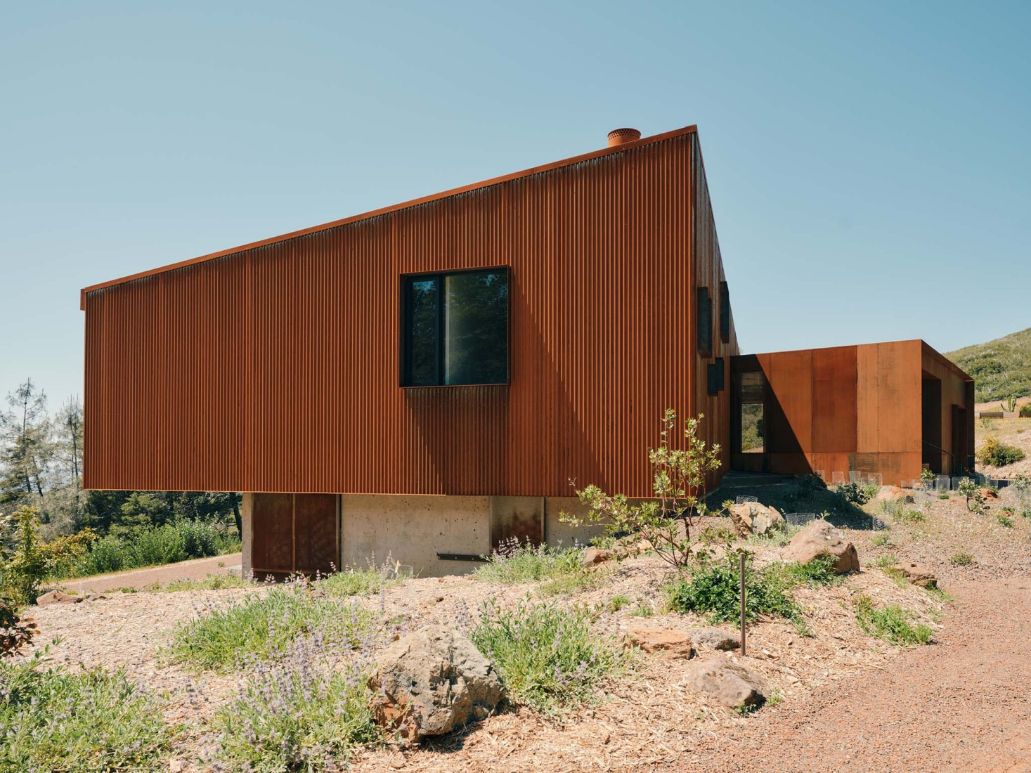 «Pine Flat» por Faulkner Architects. Fotografía por Joe Fletcher. 